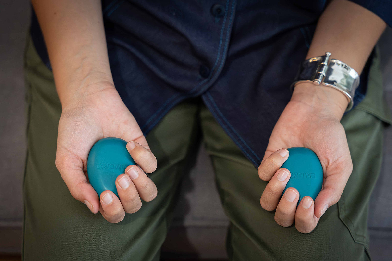 Manos sosteniendo dispositivos EMDR de estimulación bilateral