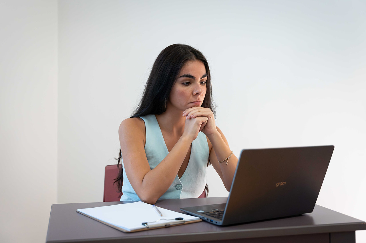 Maud en momento de reflexión